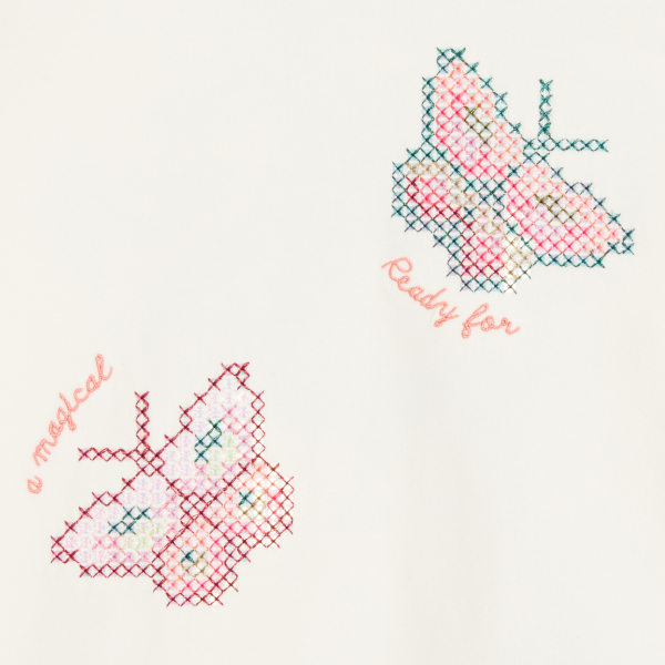 تي شيرت باللون البيج الفاتح، بأكمام طويلة، ومُزين برسمة فراشات، للفتيات